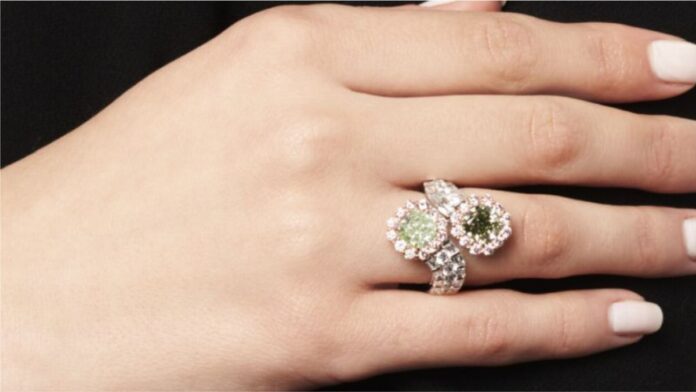 Diamond ring offered without reserve at Sotheby's didn't even reach its low estimate-1 Diamond ring offered without reserve at Sotheby's didn't even reach its low estimate-1