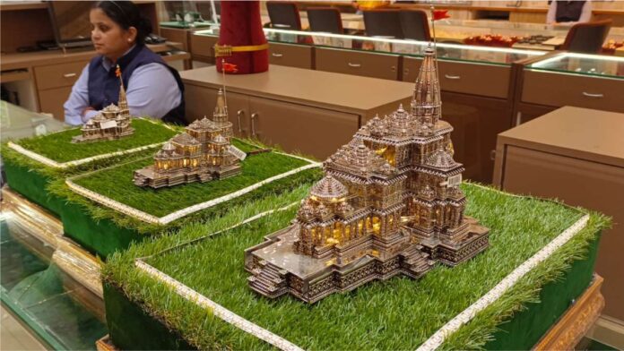 Surat jewelers made a replica of Ayodhya Ram Mandir