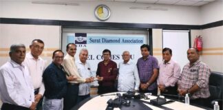 Honesty of diamond broker-7 lakh diamond packet handed back to original owner-1