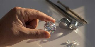 The diamond market weakened in August due to economic challenges and the expansion of synthetic diamonds-1