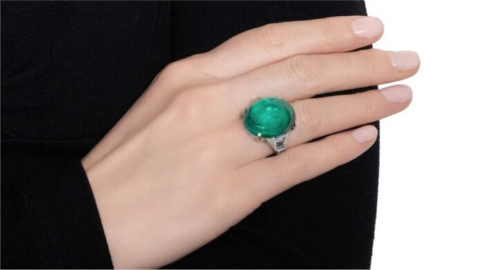 2 emerald and diamond jewels topped all estimates at Sothebys auction 2 emerald and diamond jewels topped all estimates at Sothebys auction
