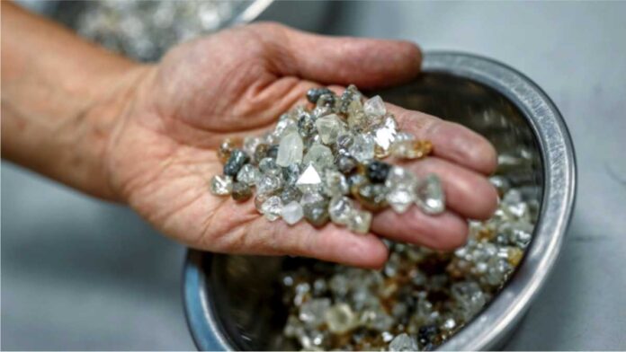 Angolan police seized more than 300 diamonds in Lunda-Norte province Angolan police seized more than 300 diamonds in Lunda-Norte province