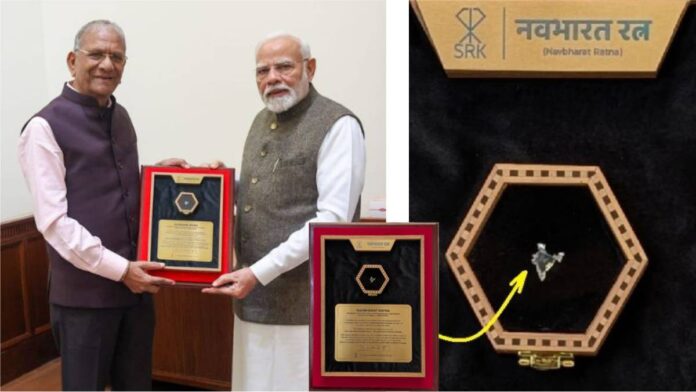 MP Govindbhai Dholakia presented Navbharat Ratna diamond made in Surat to PM Modi-1 MP Govindbhai Dholakia presented Navbharat Ratna diamond made in Surat to PM Modi-1