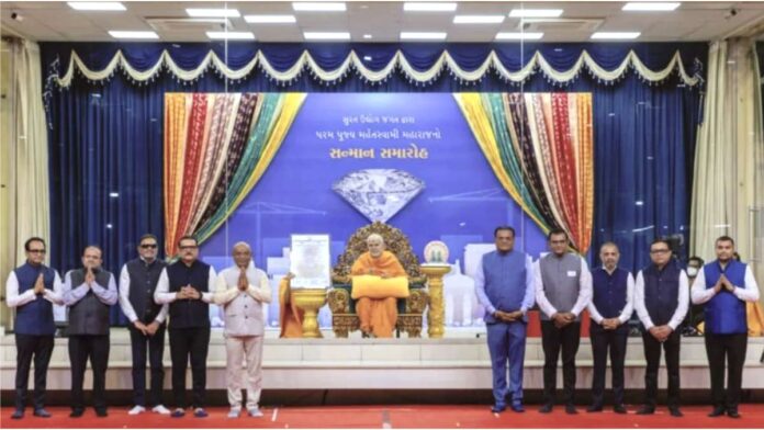 Diamond industry leaders honour his holiness mahant swami maharaj in a grand ceremony-1 Diamond industry leaders honour his holiness mahant swami maharaj in a grand ceremony-1